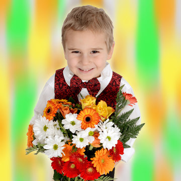 Freundlicher Junge mit Blumen
