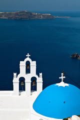 Fototapeta na wymiar Tradycyjny Kościół na wyspie Santorini w Grecji