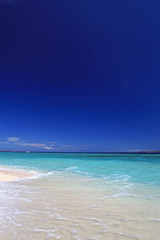 澄んだ海と紺碧の空