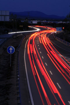 Pilotos traseros de coches en movimiento