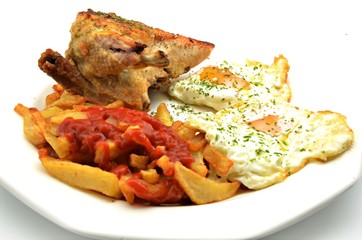 Pollo asado con patatas y huevos fritos