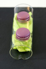 Macarons de Paris à la lavande dans un support à bougies