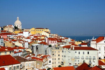 Fototapeta na wymiar Lizbona - widok na Alfama