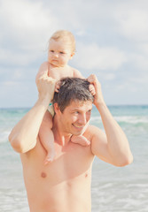 baby spielt mit vater am strand