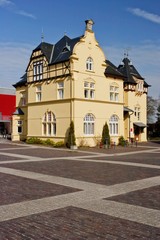 Obraz premium Gelbe Villa