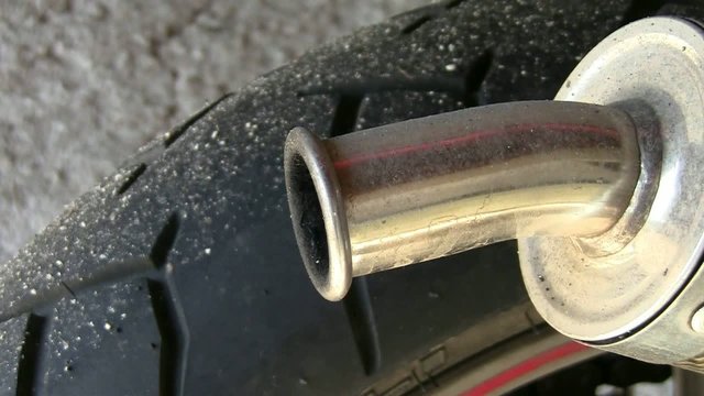 Tubo di scarico di una moto