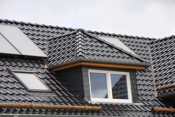 schwarzes Hausdach mit solarzellen