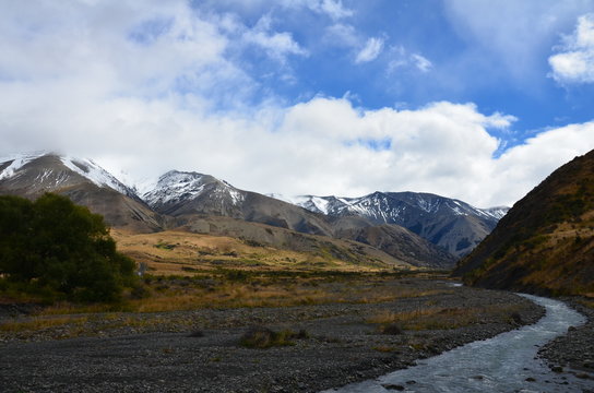 Rivière dans les montagnes de Nouvelle Zélande