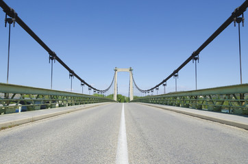 Fototapeta na wymiar pont suspendu en perspective