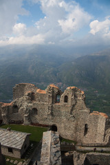 Naklejka premium Ruinas del monasterio nuevo en la Sacra di San Michele
