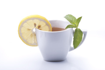 tazza di tè con menta e limone