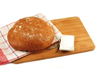 Brot und Sarz auf Holzbrett