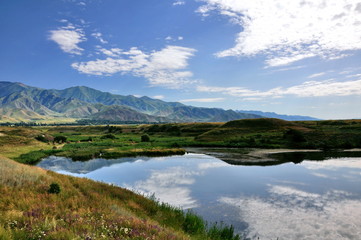 Fototapeta na wymiar Tian Shan górach odzwierciedlenie w górskim jeziorem