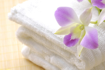 Obraz na płótnie Canvas Spa obiekty tła: różowe kwitnących orchidei i ręcznik