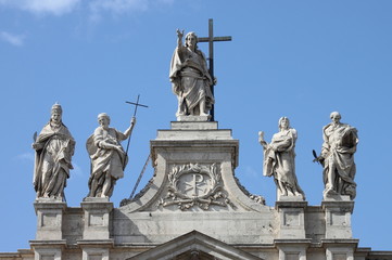 Fototapeta na wymiar Posągi na górze św Jana na Lateranie Bazylika
