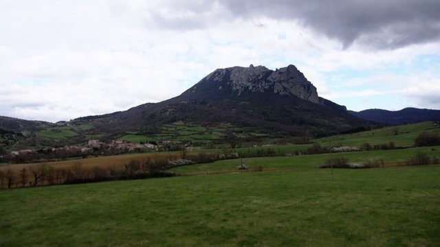 Pic de Bugarach vue a&eacute;rienne .2
