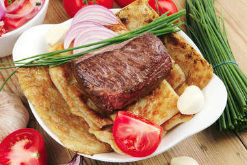 food : roasted fillet mignon on bread with tomatoes salad