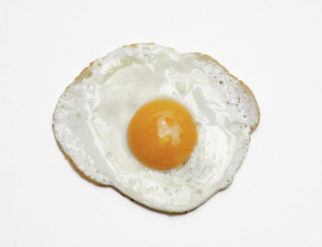 Un huevo frito en fondo blanco.