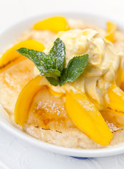 Semolina porridge with mango