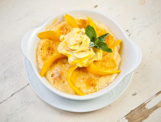 Semolina porridge with mango