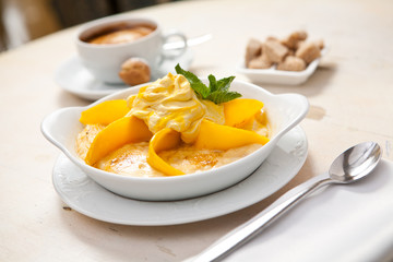 Semolina porridge with mango