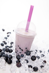 Bubble Tea lila mit Tapiokaperlen