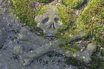 Totenkopf auf einem Grabstein