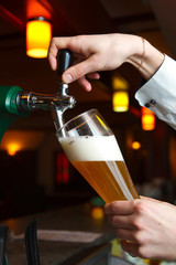 Fototapeta na wymiar Barman nalewa piwo