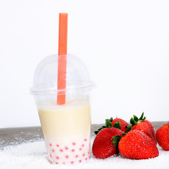 Bubble Tea mit Erdbeer-Bubbles