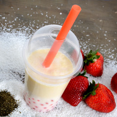 Grüner Tee mit Milch und Bubbles