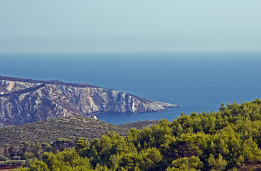 Zatoka na klifowym wybrzeżu greckiej wyspy Zakynthos