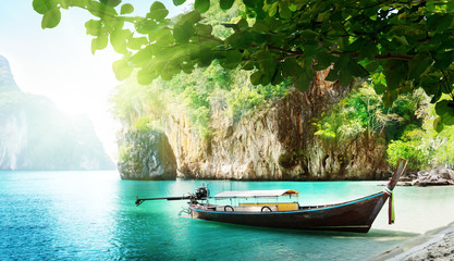 Naklejka na ściany i meble długich łodzi na wyspie w Tajlandii