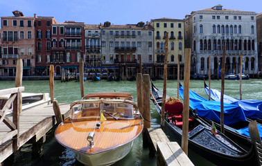 Venezianische Wasserfahrzeuge auf dem Canal Grande in Venedig