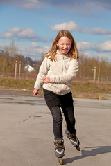 Mädchen fährt Inline Skates