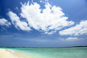 Fototapeta premium 水納島の綺麗な珊瑚の海と夏空