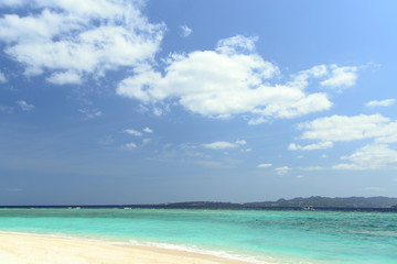 Fototapeta na wymiar 水納島の綺麗なビーチと紺碧の空