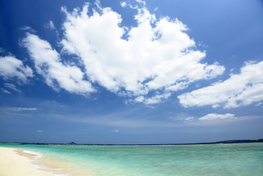 水納島の綺麗な珊瑚の海と夏空