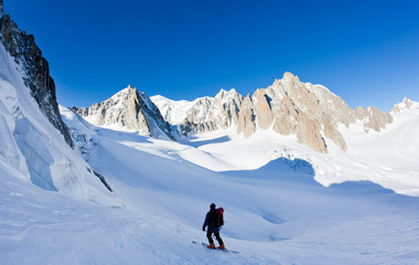 Fototapeta na wymiar Skier in Mont Blanc Massif