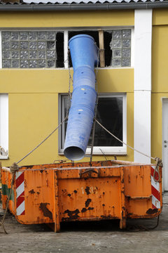 Schuttrutsche mit Abfallmulde