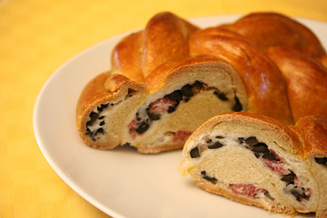 torta salata ripiena a forma di treccia su piatto