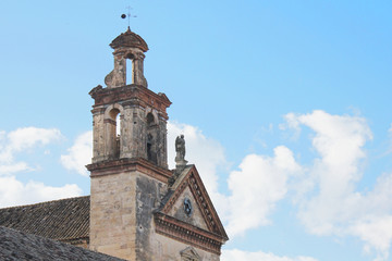 Fototapeta na wymiar Campanario de una antigua iglesia