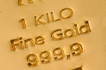 Geldanlage in echtem Gold als Goldbarren und Goldm