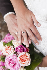 Obraz na płótnie Canvas Ślub: ręce z ringu i bukiet, naturalny wygląd