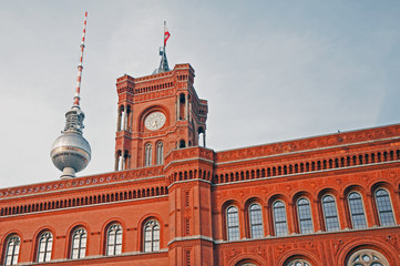 Berlin - Alexanderplatz - Das Rote Rathaus mit dem Fernsehturm