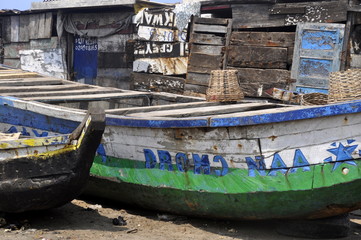 Fototapeta na wymiar Chaty i kajaki w Ghanie