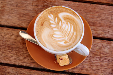 Cappuccino auf Holztisch