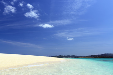 水納島の真っ白い砂浜と紺碧の空