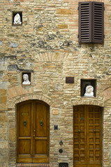 Statues in wall nooks, Italy