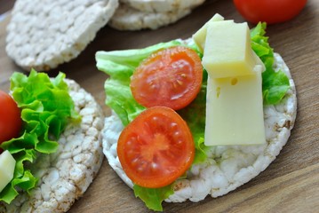 Gallette di riso soffiato con pomodorini e formaggio