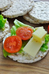 Gallette di riso soffiato con pomodorini e formaggio